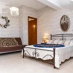 Maury Down Town Daire Naxos City